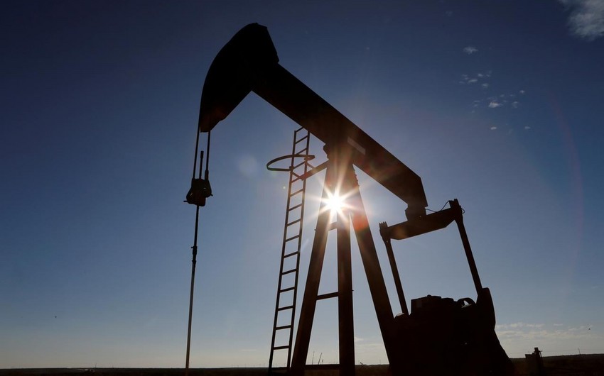 World oil prices slightly decrease