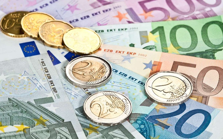 Euro drops below 2022 low