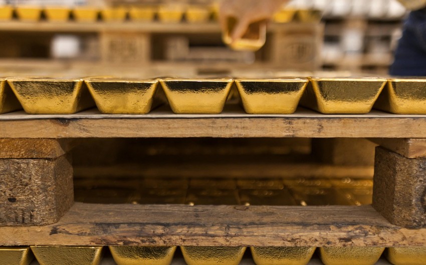 Gold prices rise slightly above $1,720