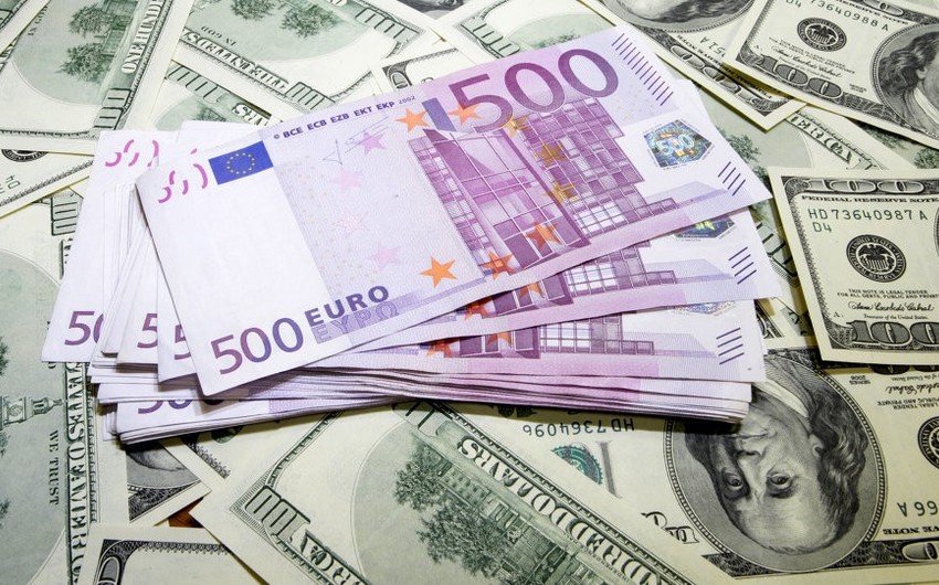 US dollar falls against euro