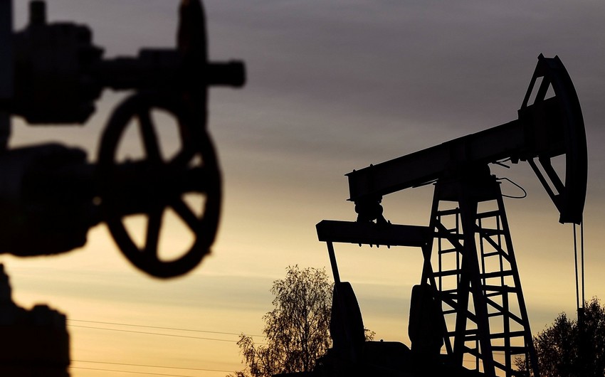 Azerbaijani oil drops 1% in price