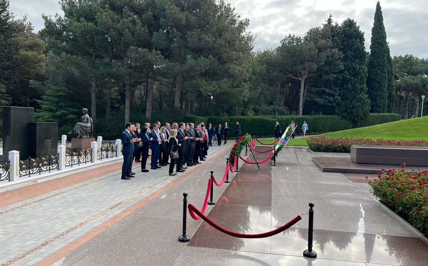 Participants of Baku International Conference visit Alleys of Honor and Martyrs