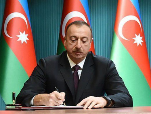 Алиев наградил сотрудников Госфонда соцзащиты