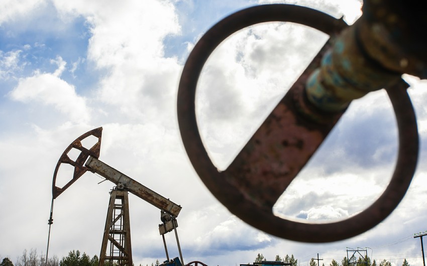 Azerbaijani oil price falls about 5%