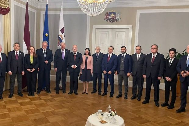 Президент Латвии встретился с членами Международного центра Низами Гянджеви