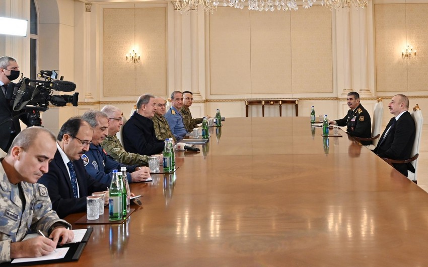 Президент принял делегацию во главе с министром национальной обороны Турции