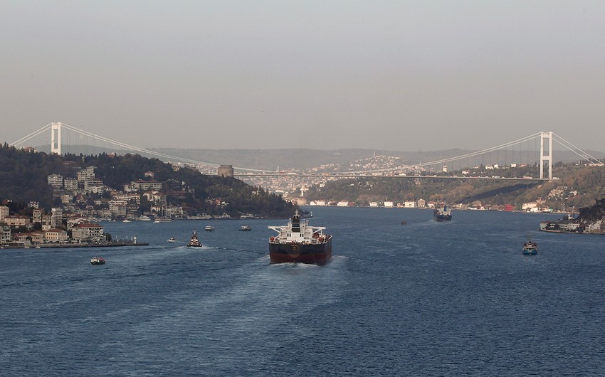 Oil tanker jam forms off Turkiye after start of Russian oil cap