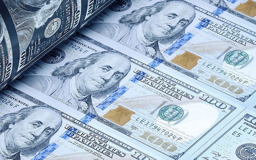 US dollar falls in price against world currencies