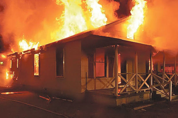 В Гусарском районе сгорел дом, погибли женщина и ее семилетний внук