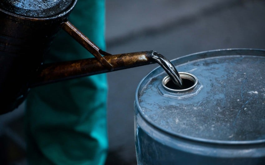 Azerbaijani oil drops in price