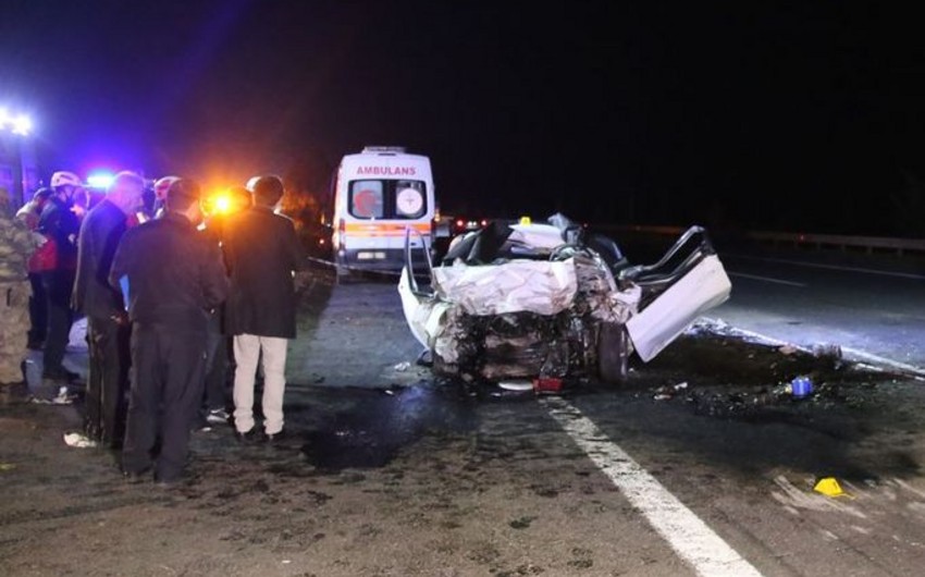 Türkiyədə traktorla avtomobil toqquşub, 4 nəfər ölüb