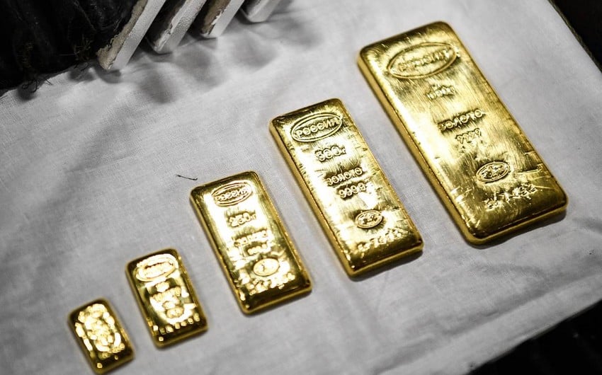 Gold prices fall slightly ahead of statistics release in US