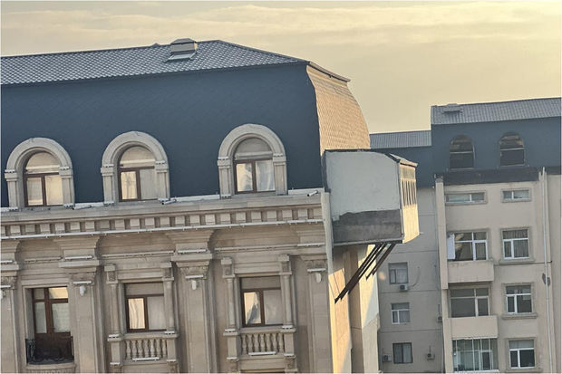 В Баку сносится пристроенный к мансарде здания дополнительный балкон