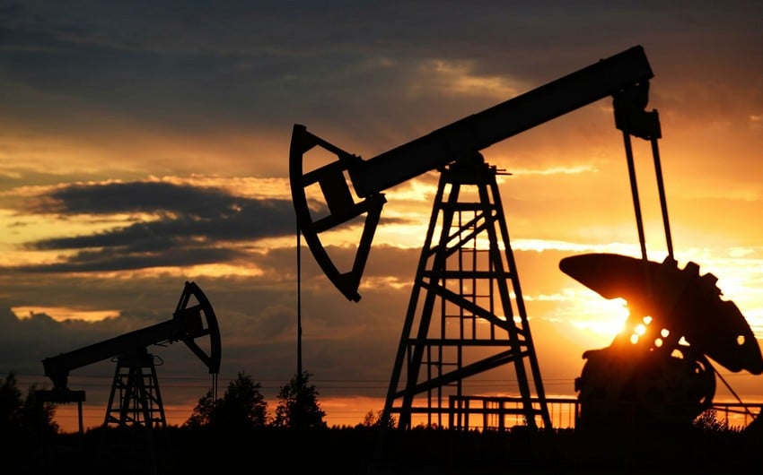 Oil prices decline moderately on last trading day of January