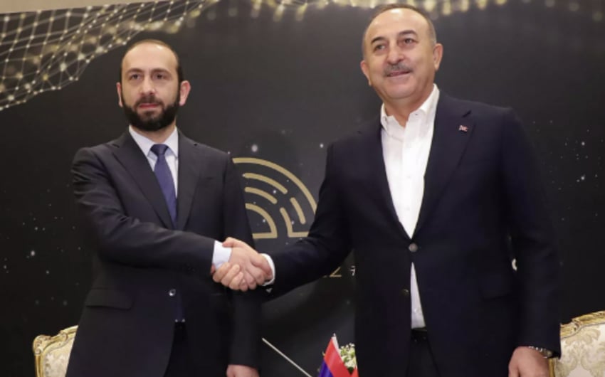 Turkish, Armenian FMs start tête-à-tête talks
