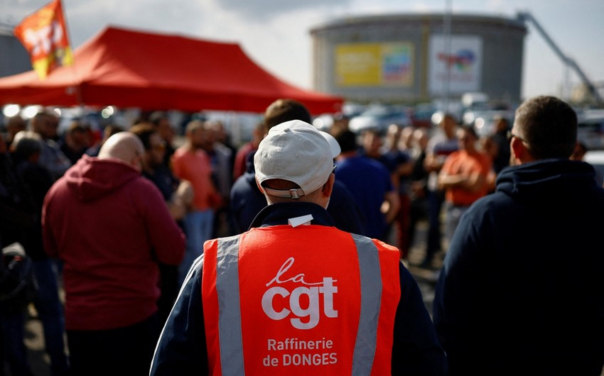 Во Франции бастующих сотрудников НПЗ принудительно возвращают на рабочие места