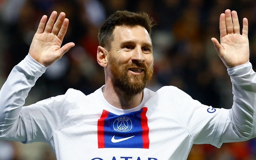 Messi invites fan who stood at home for 10 hours to visit
