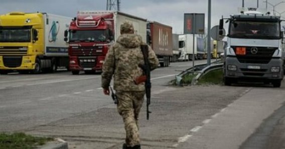 Польша закрывает границу для российских и белорусских грузовиков