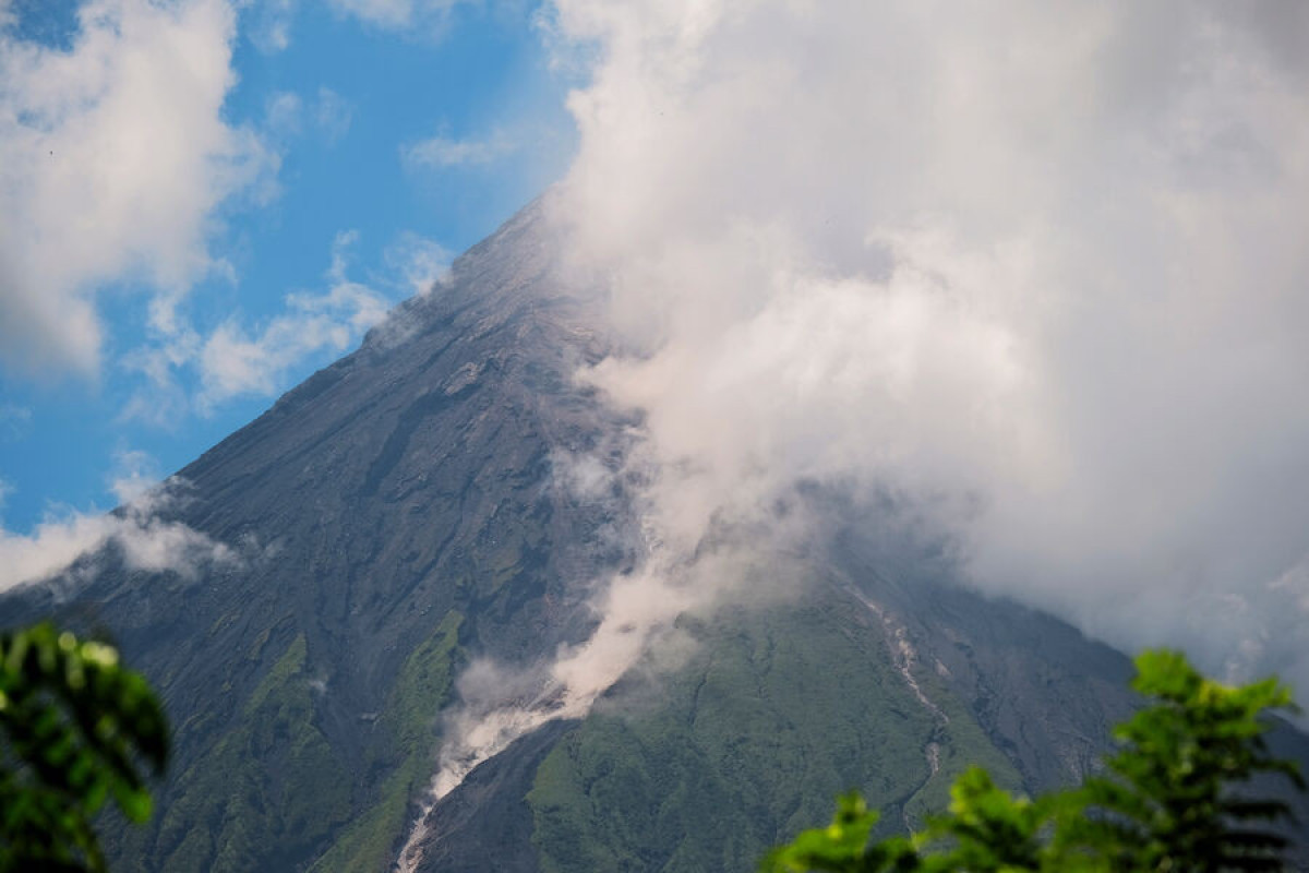 На Филиппинах эвакуируют около 10 тыс человек из-за пробудившегося вулкана