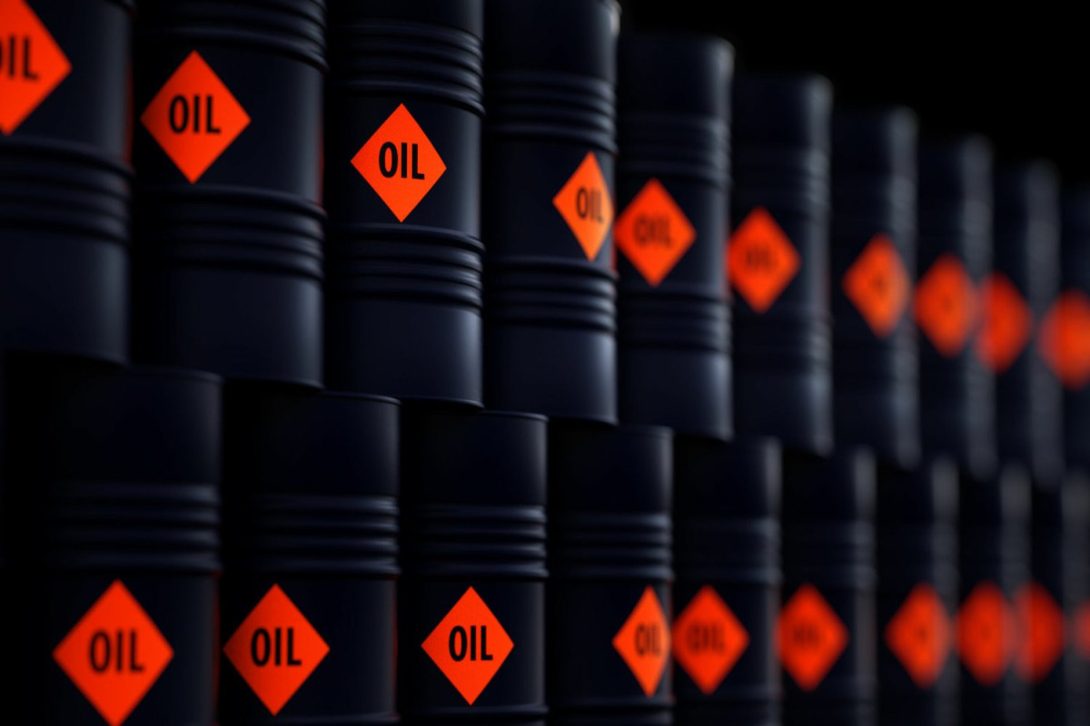Нефть на мировом рынке подешевела более чем на доллар