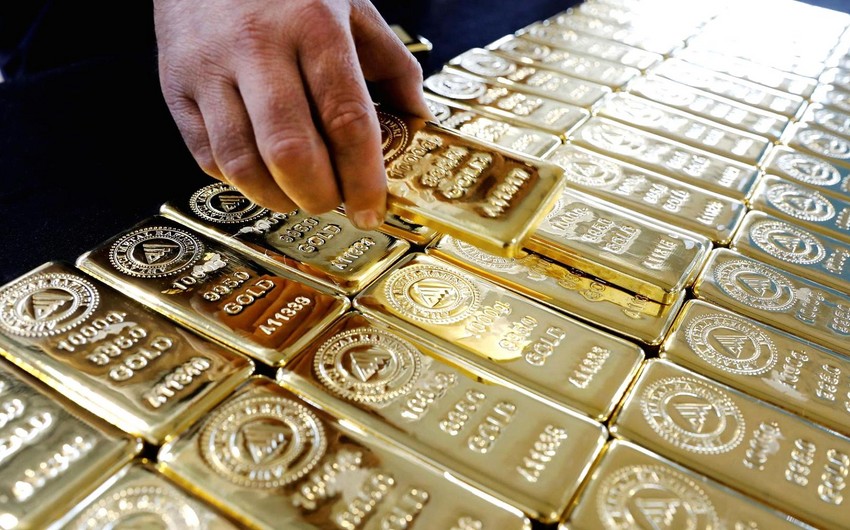 Gold falls in price slightly amid strengthening dollar