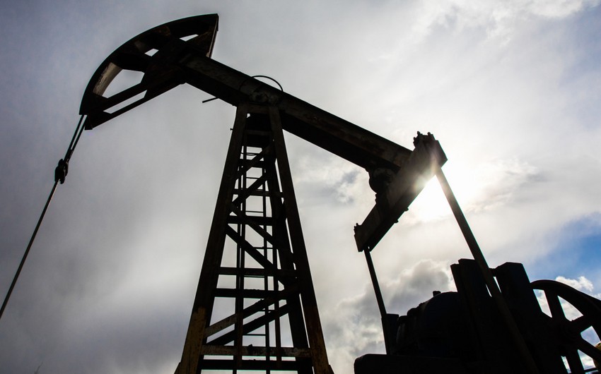 Azerbaijani oil price drops again