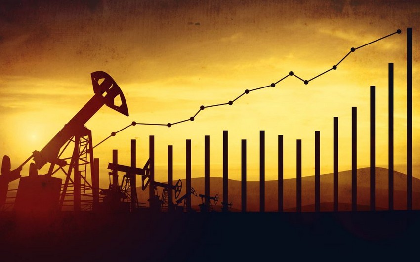 Oil prices slightly up amid weakening dollar