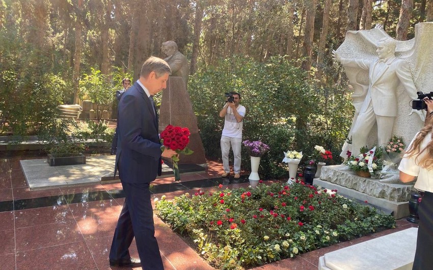 Russian envoy to Azerbaijan lays wreath at Muslim Magomayev's grave