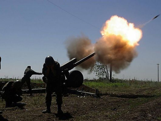 Азербайджанские войска под артиллерийским обстрелом