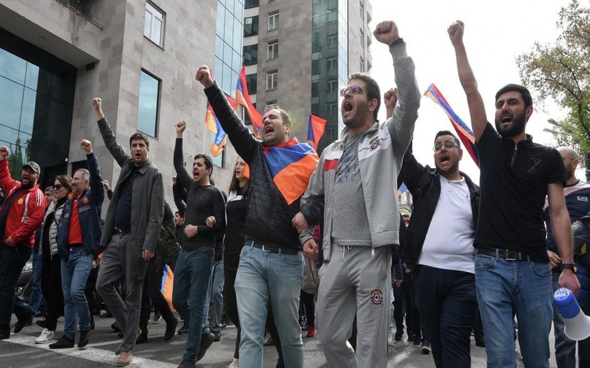 Protest action taking place in front of Armenian parliament, government's resignation demanded