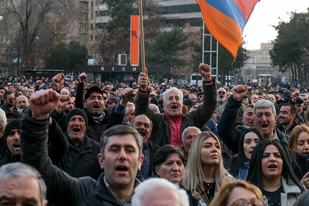 Ermənistanda aksiya zamanı partiya sədri saxlanılıb