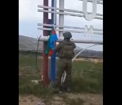 Распространены кадры поднятия азербайджанского флага в Агдере - ВИДЕО