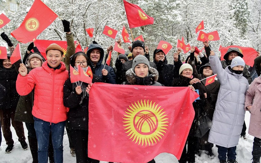 Bişkekdə Qırğızıstan bayrağının dəyişdirilməsinə qarşı mitinq keçirilib