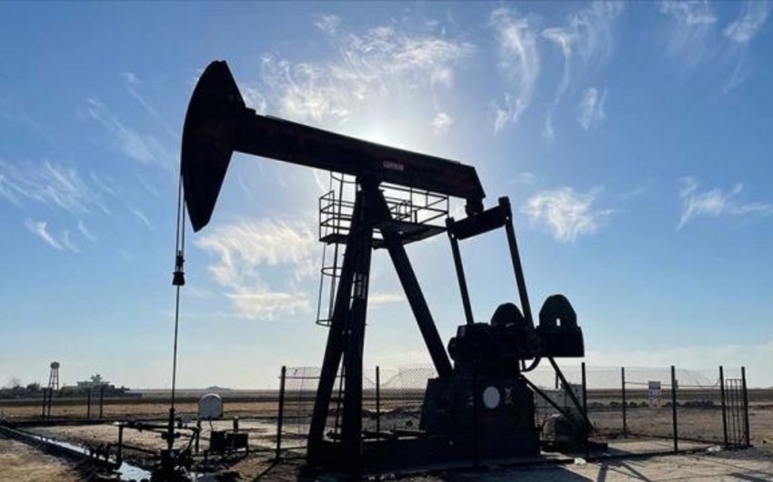 World oil prices slightly increase