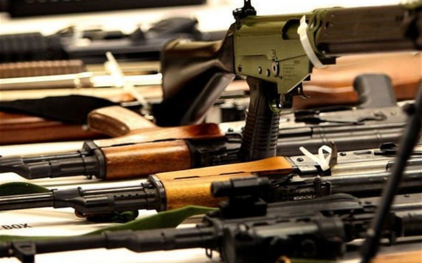 Police officers find 2 machine guns, 19 sub-machine guns and 4 pistols in Khankandi