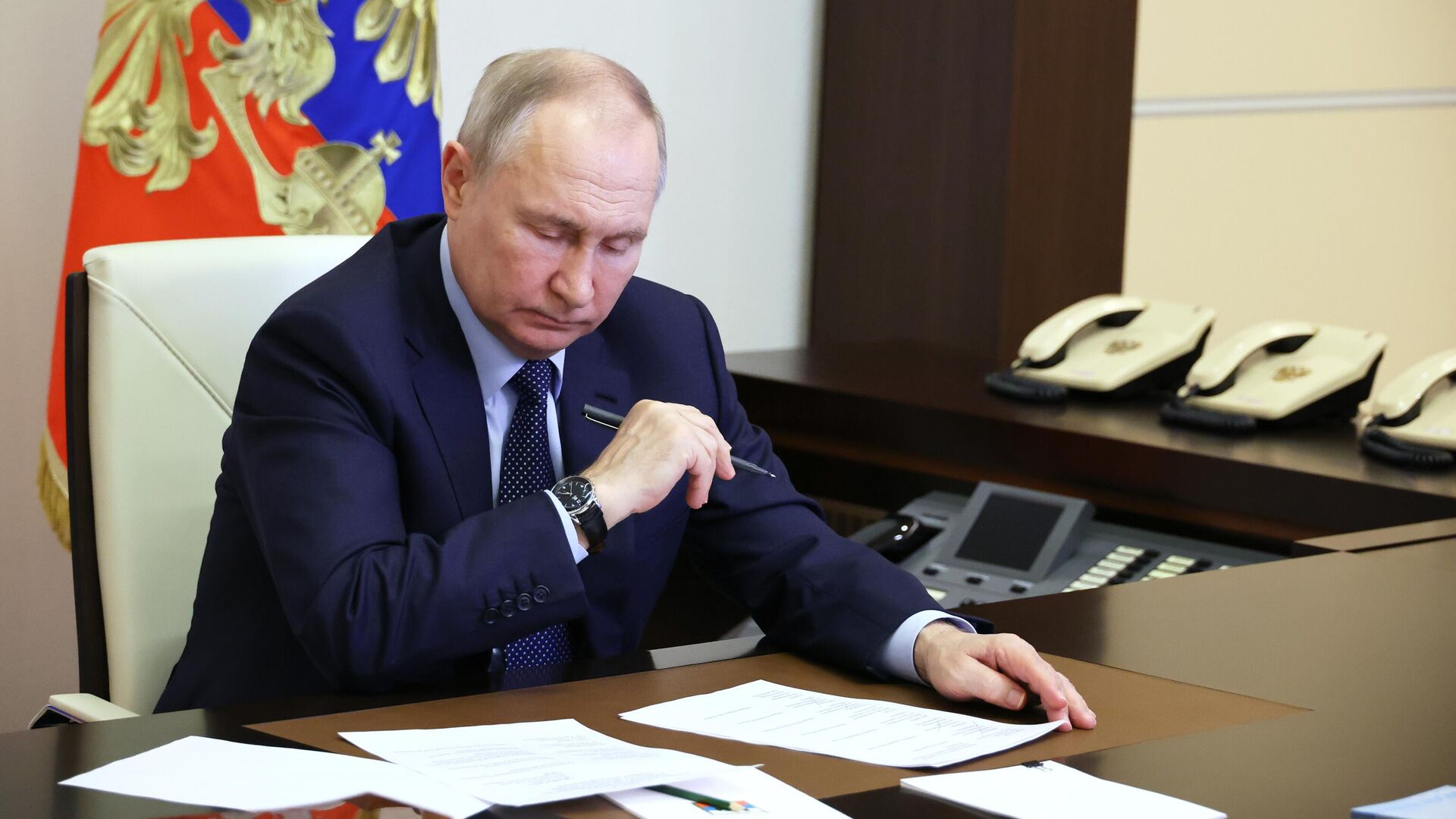 Putin inks law on confiscation of property for fakes about army