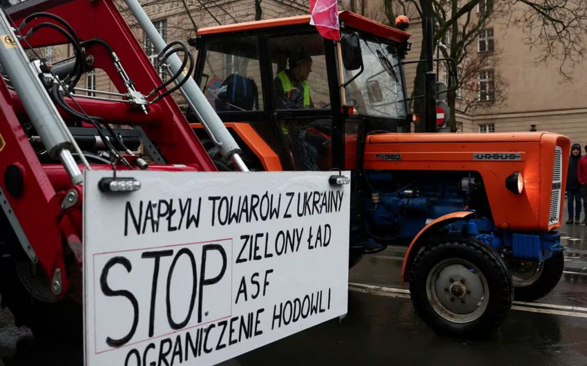 Polish farmers throw eggs at EC office in Wroclaw