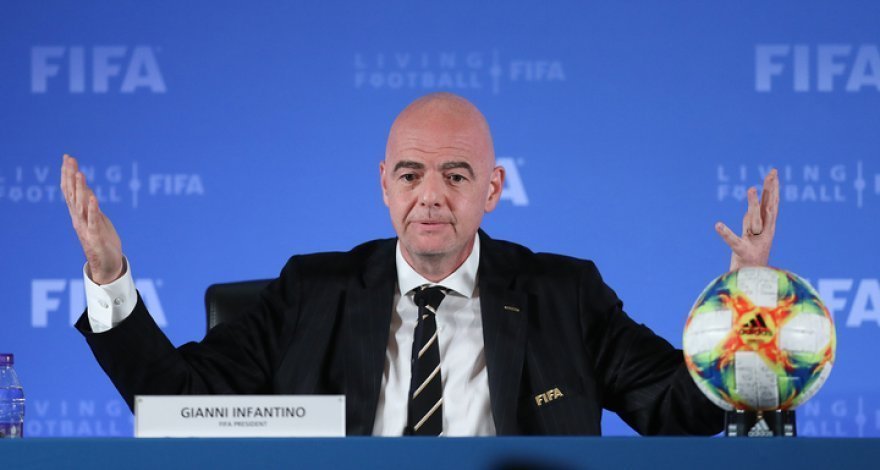 Глава ФИФА выступил против введения синих карточек