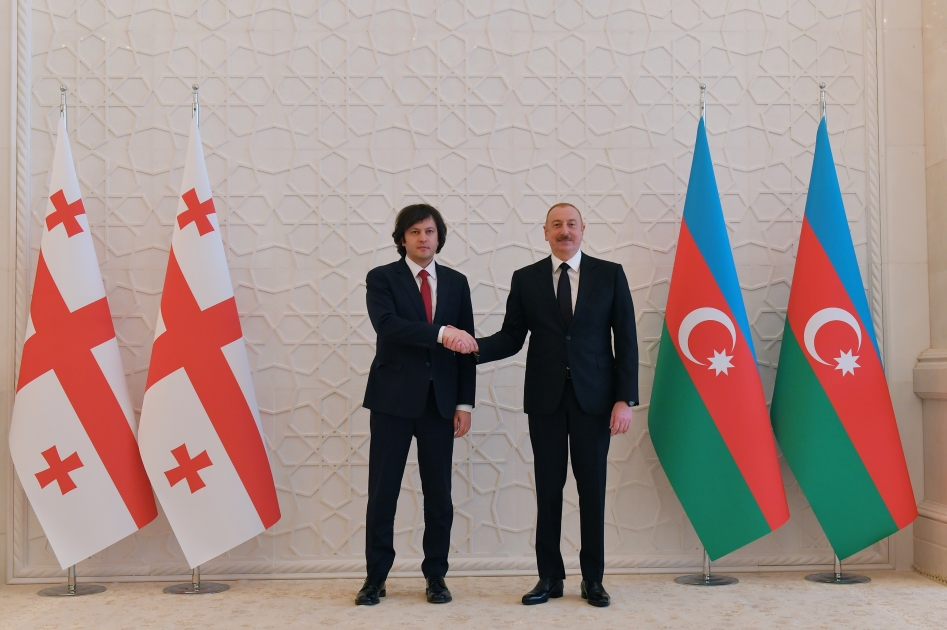 Началась встреча Президента Азербайджана и премьер-министра Грузии в расширенном составе