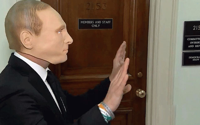 ABŞ-də konqresmen Baydenin impiçmenti ilə bağlı dinləmələrə Putin maskası taxaraq gəlib - VİDEO