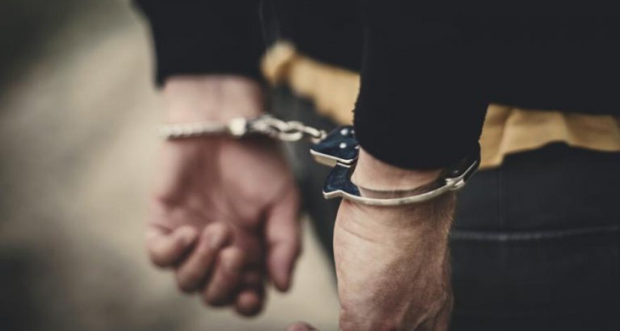 В Баку по подозрению в краже из автомобиля задержаны два человека
