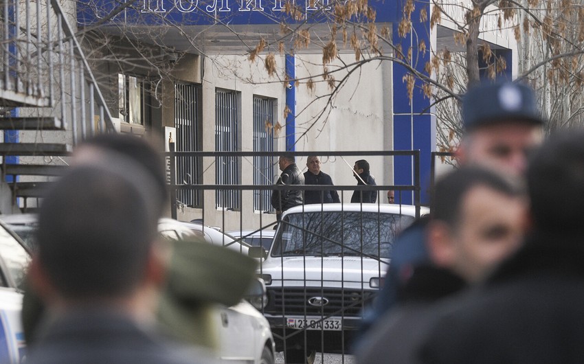 СК Армении: Двое напавших на полицейский участок в Ереване арестованы