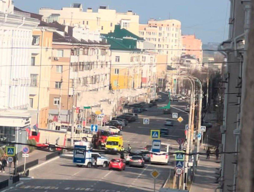 Беспилотник врезался в здание МВД в Белгороде