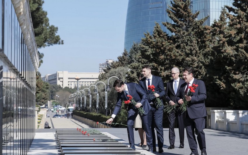 Energy Minister of Romania visits Alley of Martyrs in Baku