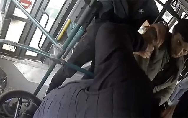 Bakıda avtobusda sərnişin yaşlı sürücünü döyüb - Video