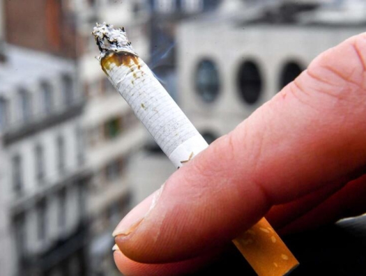 Азербайджанцы курят свои сигареты и угощают других