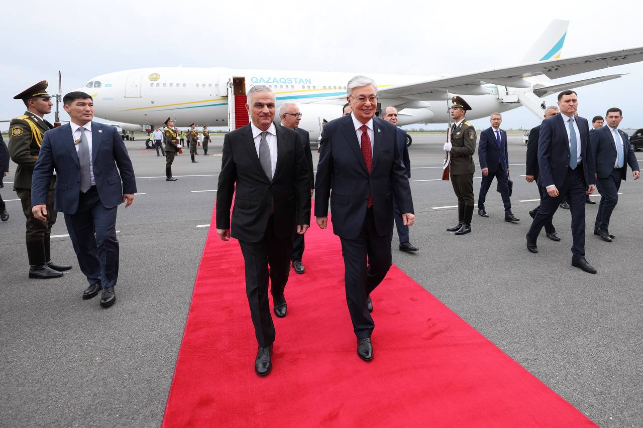 Qazaxıstan prezidenti Ermənistana gedib