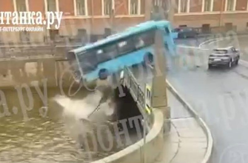 Sankt - Peterburqda avtobus çaya aşıb, ölənlər var