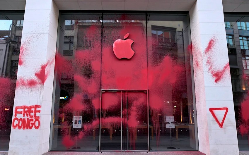 В Берлине магазин Apple облили краской, оставив надпись Free Congo