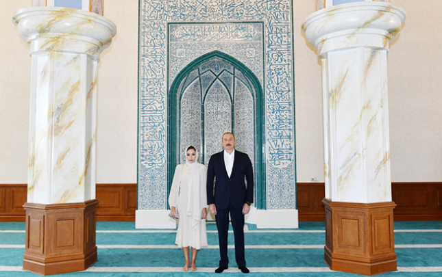 Президент и первая леди приняли участие в открытии Зангиланской мечети
